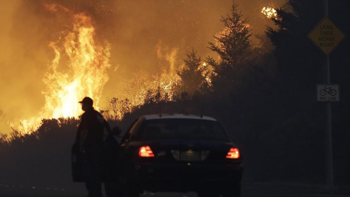Evacuan a 20 mil civiles al norte de California por incendios 