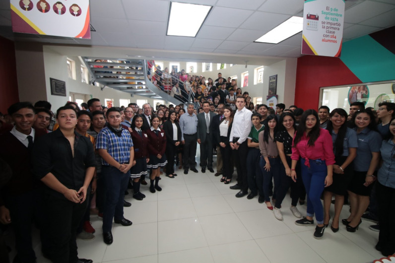 Convoca alcalde Mario López a los alumnos de  la UANE a que nunca desistan de sus sueños