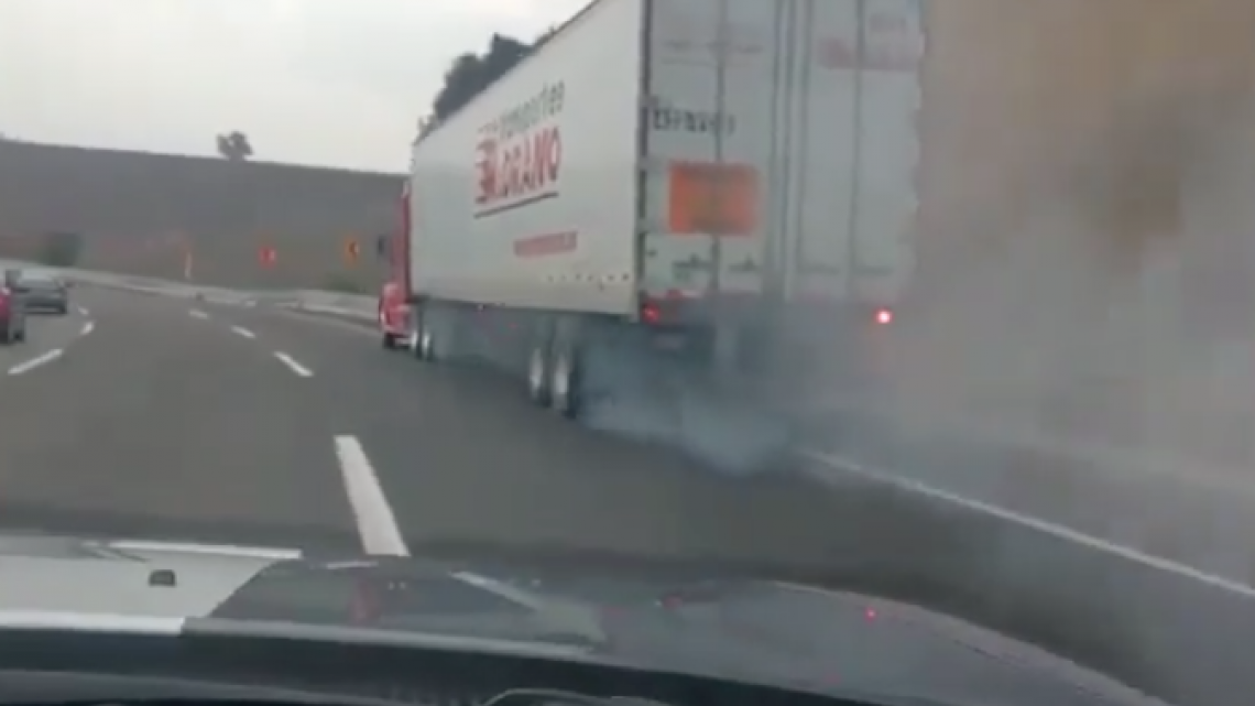 Tráiler se queda sin frenos y PF evita tragedia   