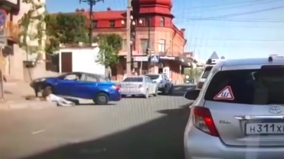 Pide el divorcio y su esposo la atropella