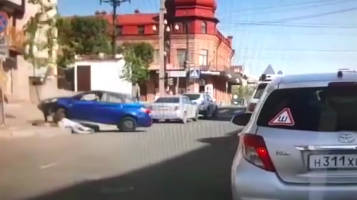 Pide el divorcio y su esposo la atropella