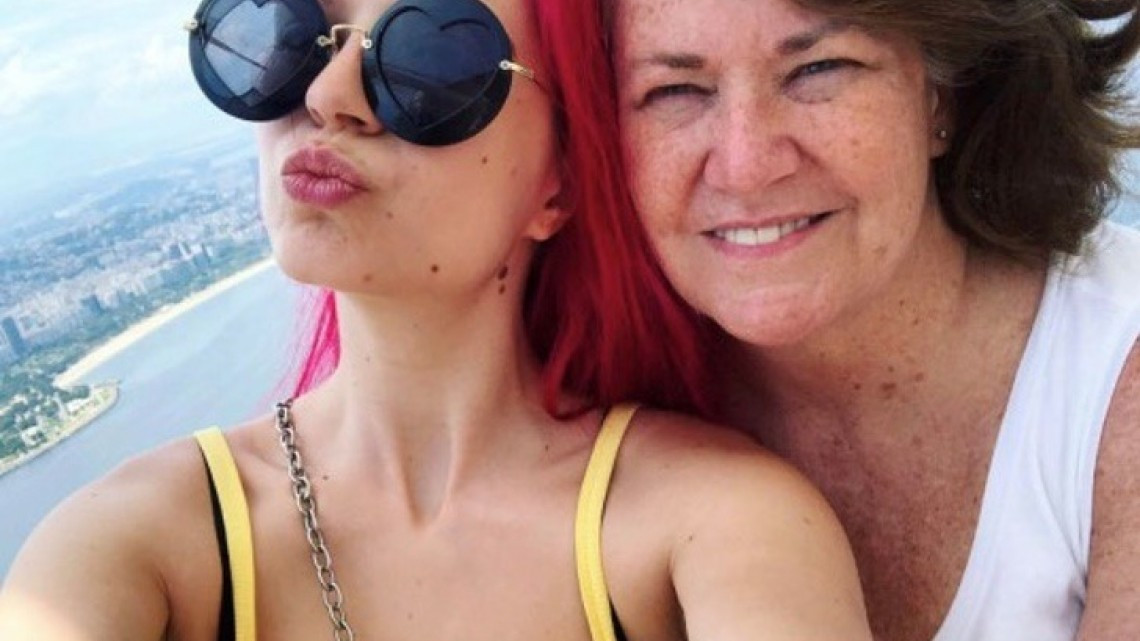 Julia Zelg se ha comprometido; su novia le lleva 37 años