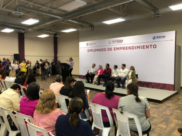 Otorgan becas de diplomado de emprendimiento a mujeres