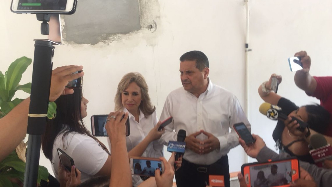 Emite su voto el candidato del PRI, Daniel Peña Treviño