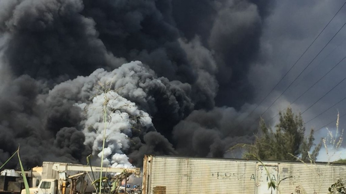 Empresa que almacena sustancias tóxicas se incendia
