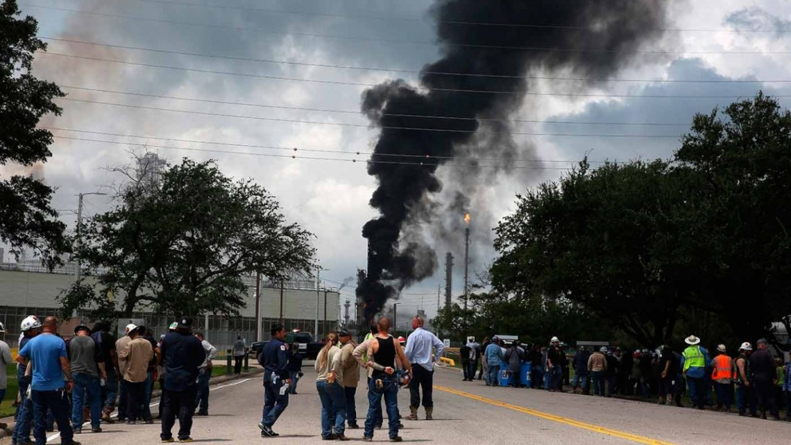 Se registra explosión en refinería de Texas