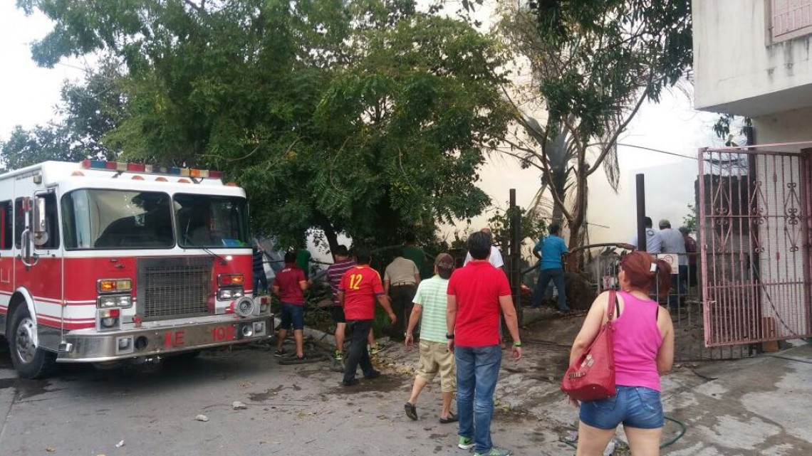 Fuego consume cuarterías de madera en Madero