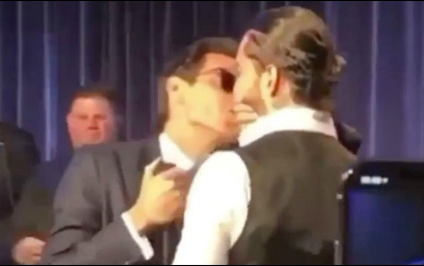 Marc Anthony besa en la boca a Maluma