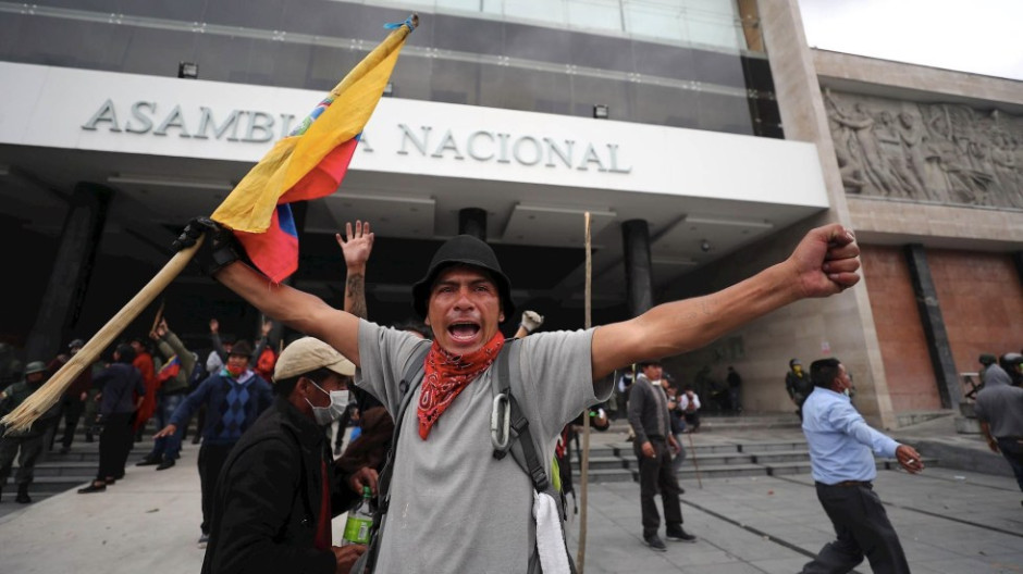  Protestas paralizan las calles de Ecuador