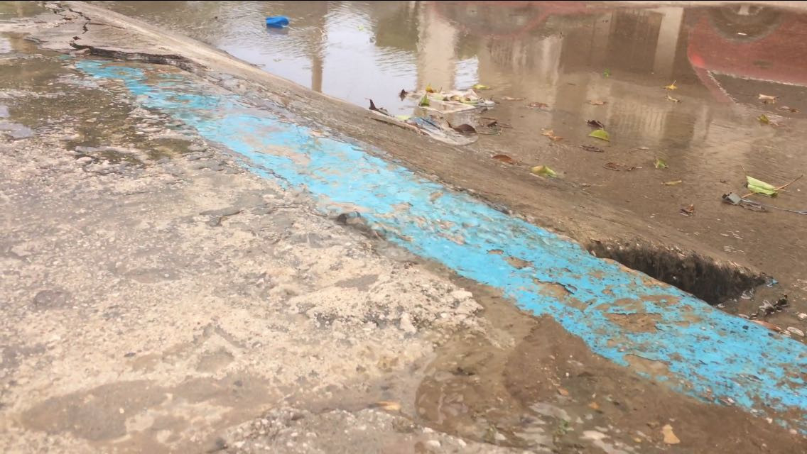 Fuga de agua tiene más de quince días sin ser reparada