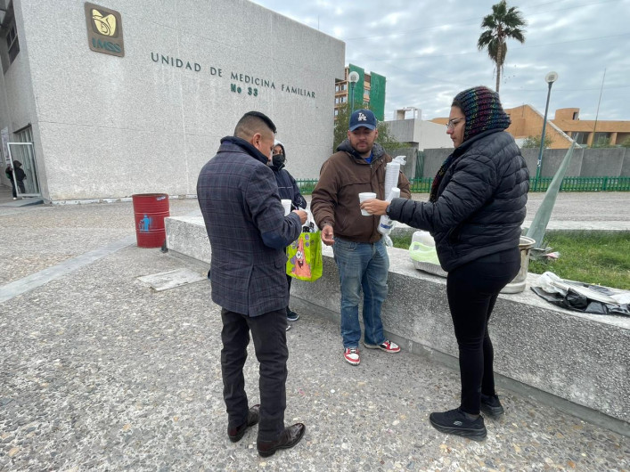Reparten pan y bebida caliente en hospital del IMSS