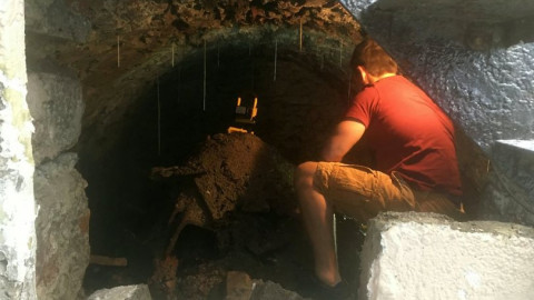 Hombre descubre túnel de 120 años ¡en su casa!