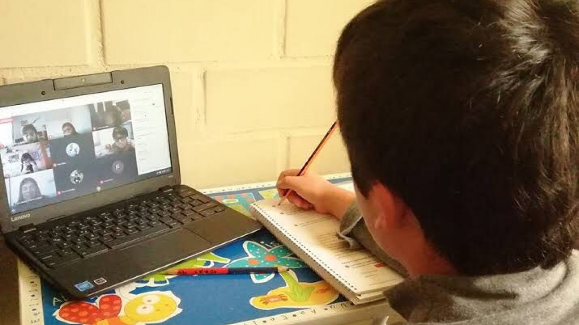 Estudiantes de educación básica en Nuevo Laredo asisten a sus clases través de teléfonos celulares y computadoras 