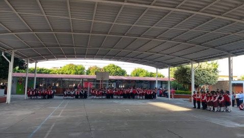 Elevados costos de inscripción causa enojo entre padres de familia