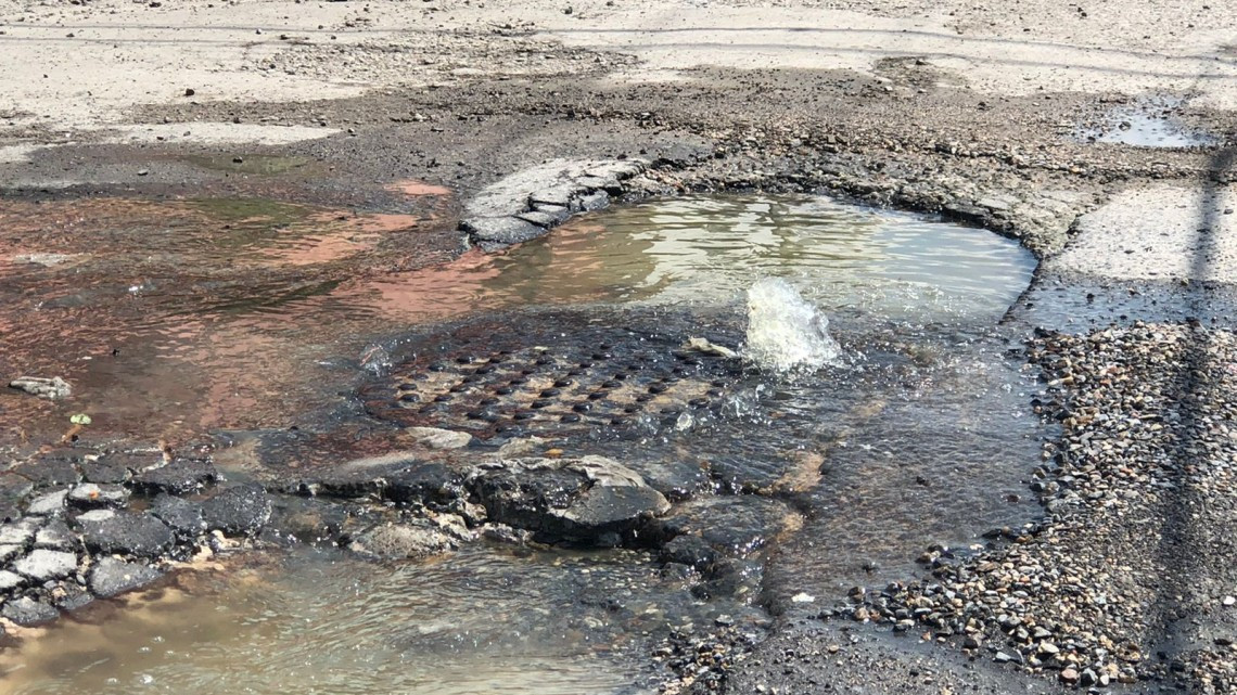 Vecinos de las Fuentes Sección Lomas exigen reparación de fugas y socavones