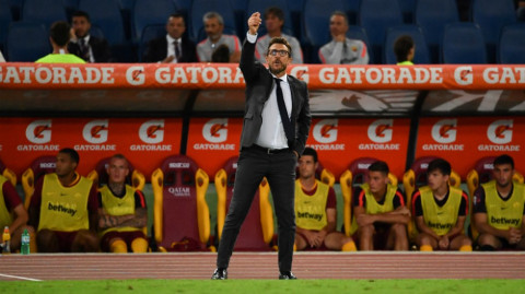 Técnico de la Roma se fractura la mano al golpear banca