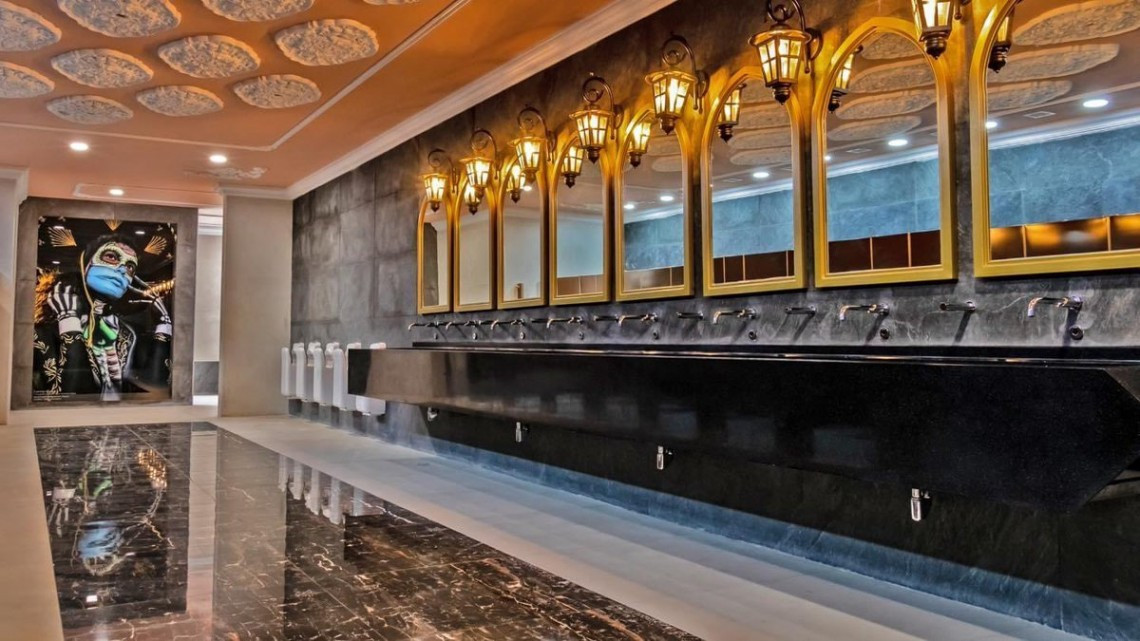 Lucha Libre y Xochimilco son plasmados en la decoración de los baños de AIFA 