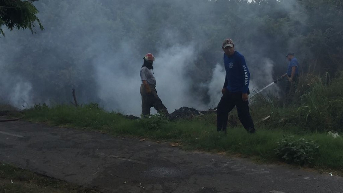 Incendio en basurero clandestino apunto de propagarse a viviendas