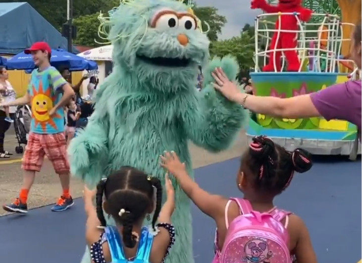 Personaje de Plaza Sésamo es señalado por racismo contra niñas afroamericanas 