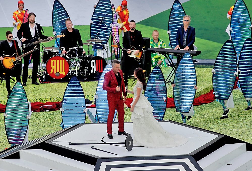 El gran dueto de Robbie Williams y Aida Garifullina en la apertura del Mundial