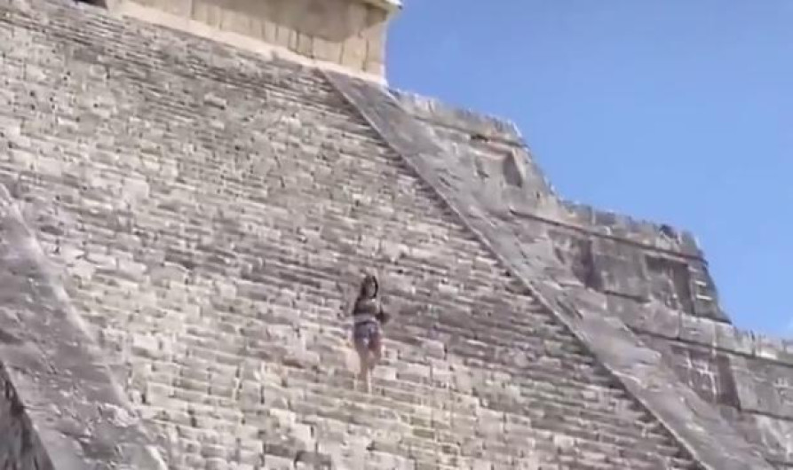 Mujer se sube a pirámide de Kukulkán para esparcir cenizas de esposo