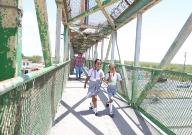 Realizan autoridades del Ayuntamiento de Reynosa supervisión de puentes peatonales municipales 