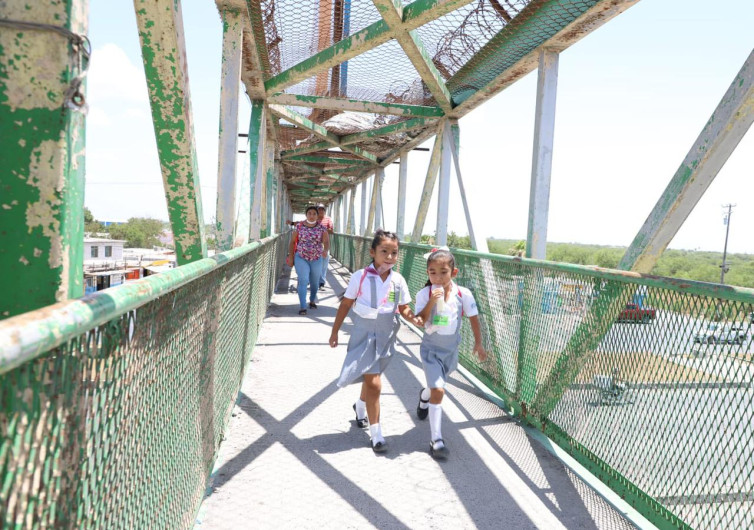 Realizan autoridades del Ayuntamiento de Reynosa supervisión de puentes peatonales municipales 