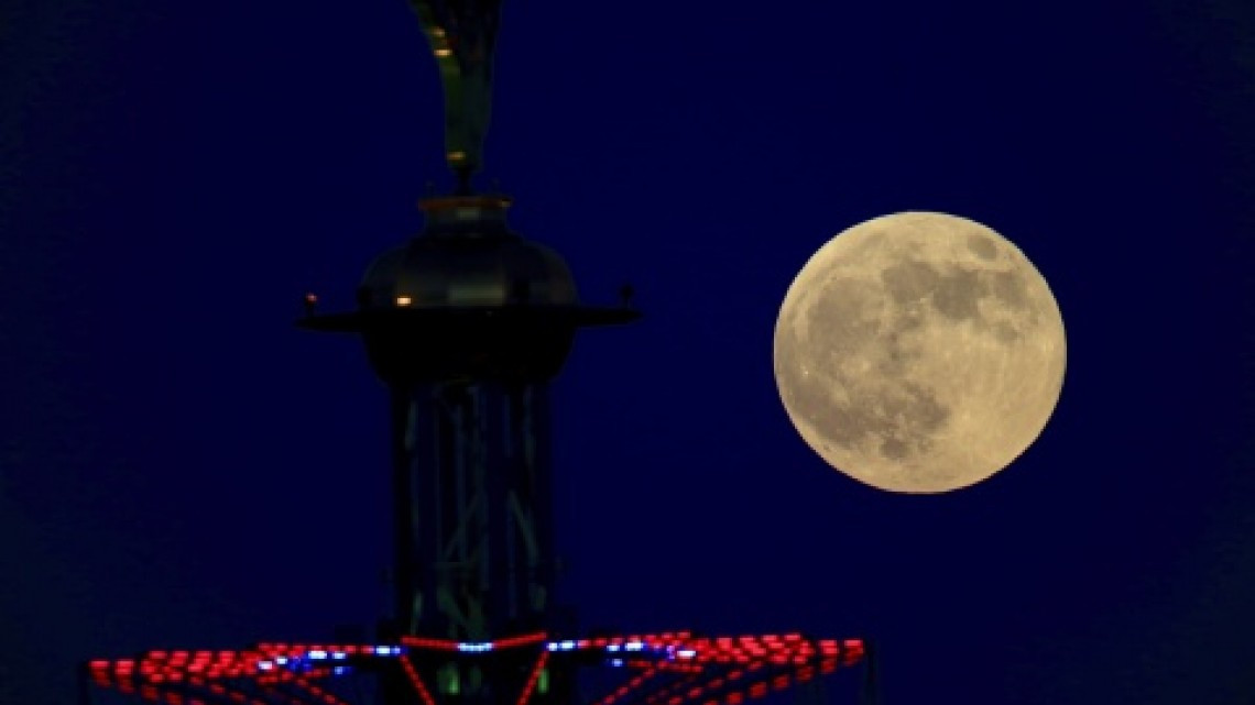 Así se vivió la "luna de sangre" en Asia, África y Europa