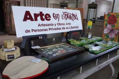 Exponen en Banco Longoria pinturas y artesanía de internos del CEDES
