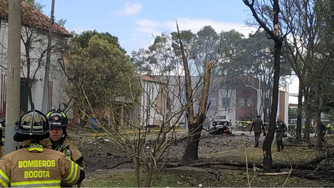 Atentado con coche bomba en escuela de policía de Bogotá deja 8 muertos