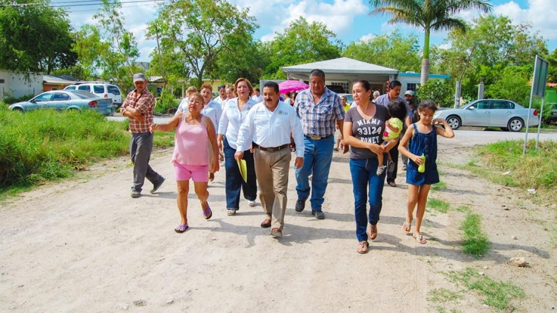 Dan banderazo para inicio de pavimentación