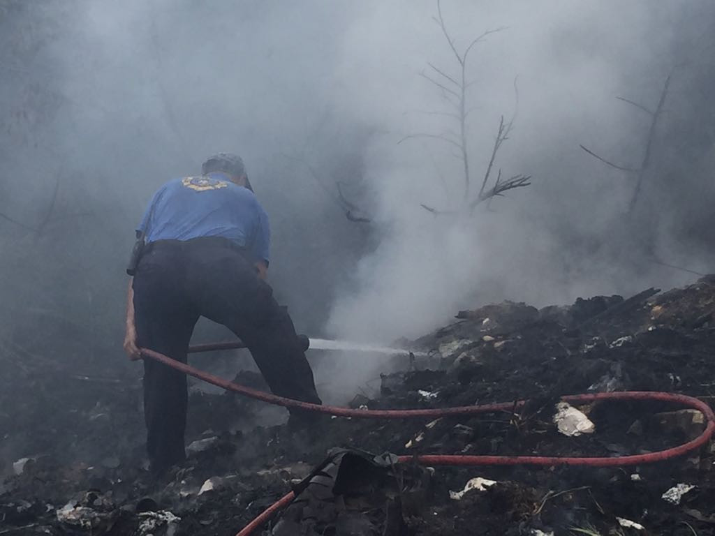Incendio en basurero clandestino apunto de propagarse a viviendas