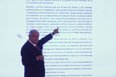 Revela AMLO carta que envió a padres de los 43 normalistas con informe de investigación
