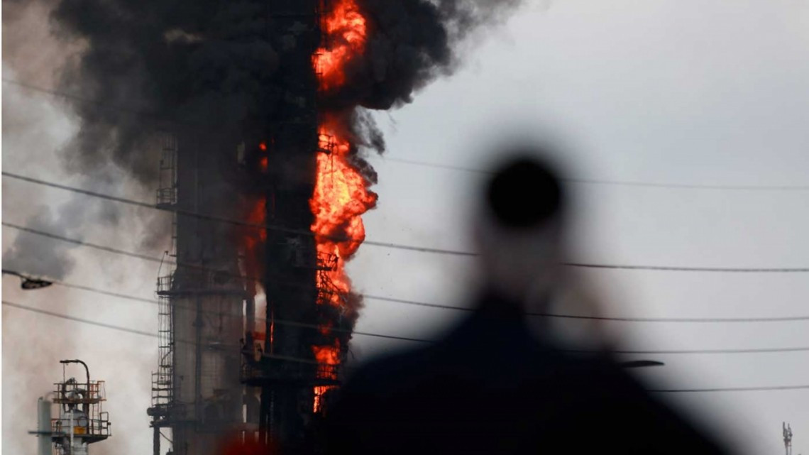 Se registra explosión en refinería de Texas