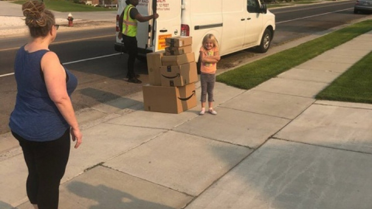 Niña compra más de 400 dólares en juguetes