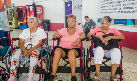 Gobierno Municipal de Carlos Peña Ortiz entrega 15 sillas de ruedas