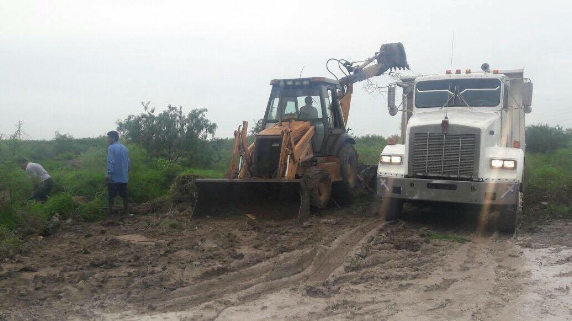 Despliegan maquinaria pesada para limpiar drenes