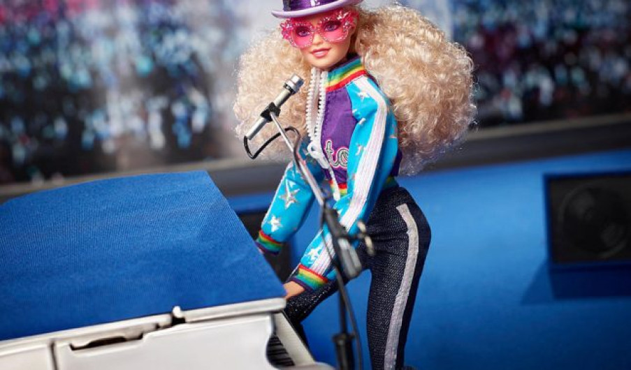 Mattel crea Barbie con vestimenta de Elton John