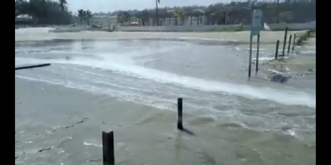 Se sale el mar en playa Miramar