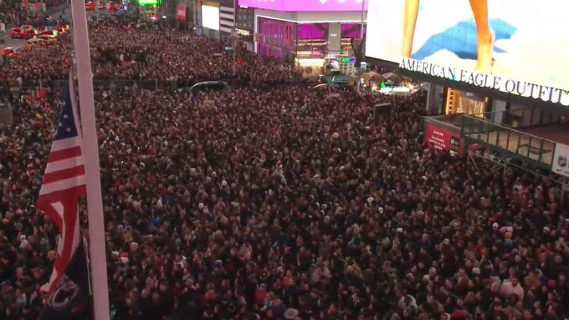 Shakira sorprende a sus fans y da concierto en Times Square, NY