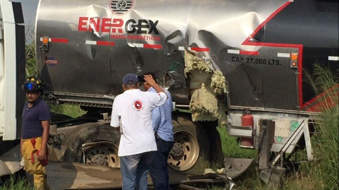 Tren embiste tráiler que transportaba material flamable