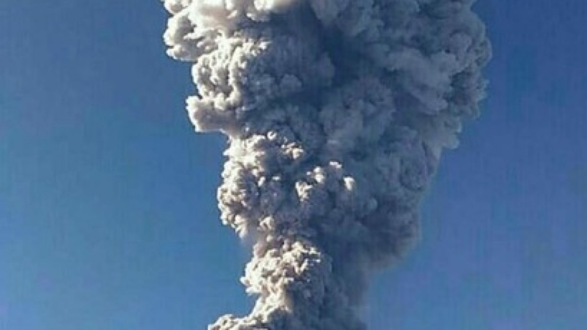 Volcán Merapi en la isla de Java entra en erupción