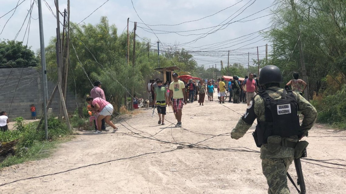 Protestan colonos por corte de luz y piden regularización