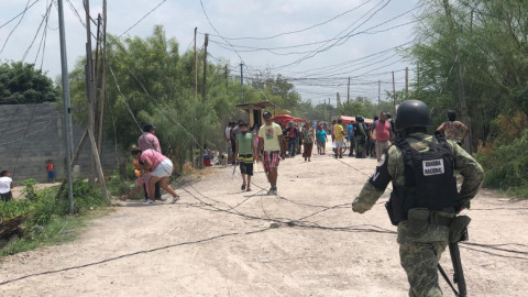 Protestan colonos por corte de luz y piden regularización
