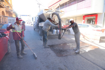 Mantiene servicios públicos campaña permanente de bacheo en todos los sectores de la ciudad