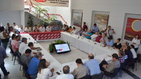 Adrián Oseguera y JR pactan compromiso con constructores