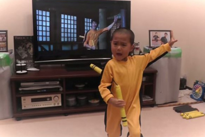 Conoce al niño "mini-Bruce Lee" que te dejará sin palabras 