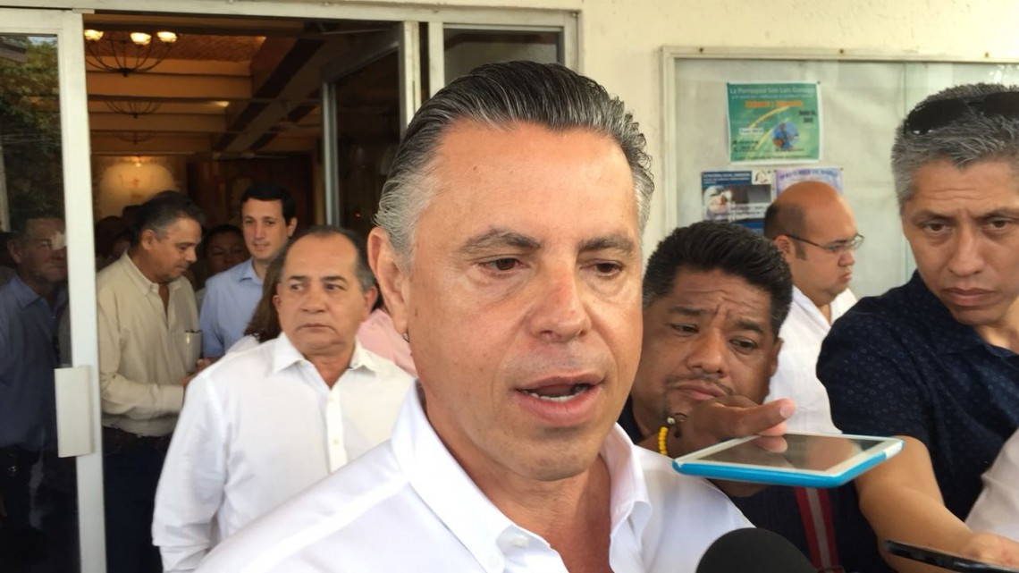 Jesús Nader asiste a misa en su primer día de campaña