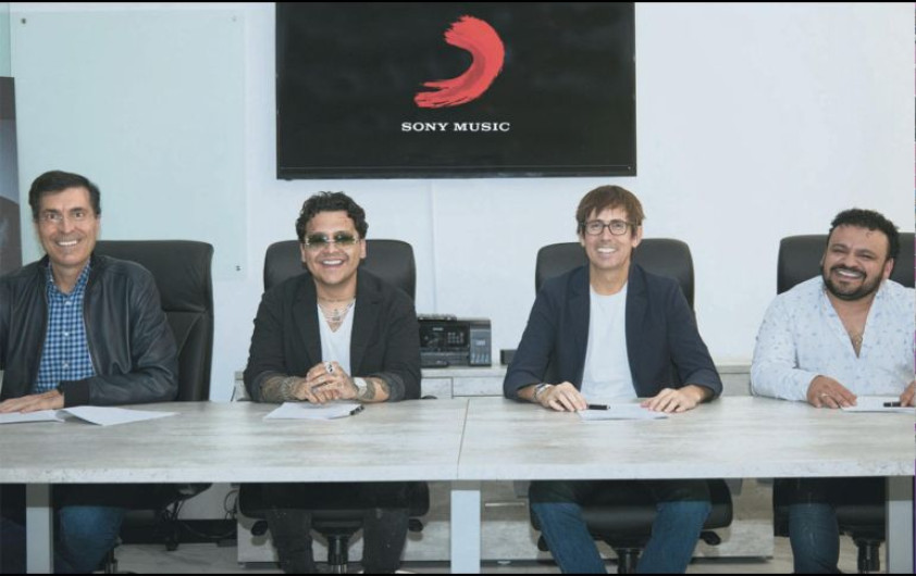 Christian Nodal firma con Sony Music