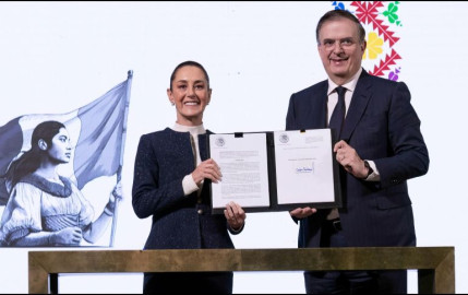 Firma Sheinbaum decreto para proteger la industria textil